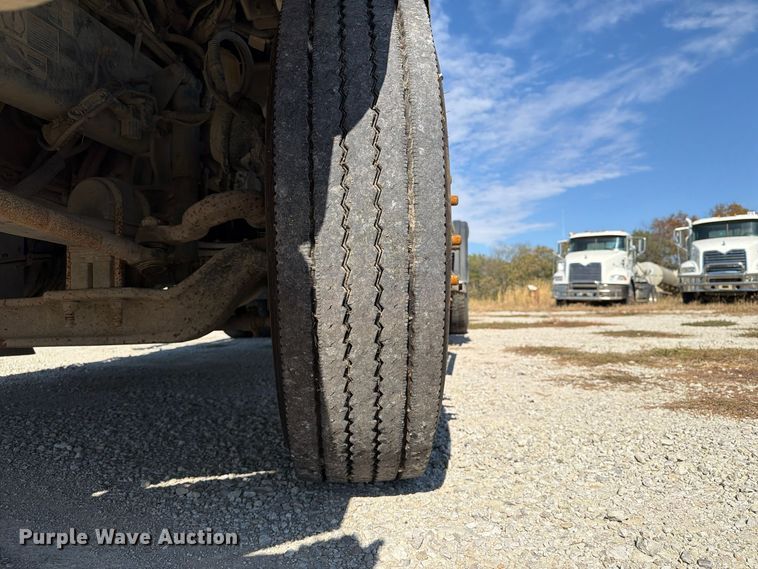 image for item EX1126 2022 Kenworth T800 semi truck