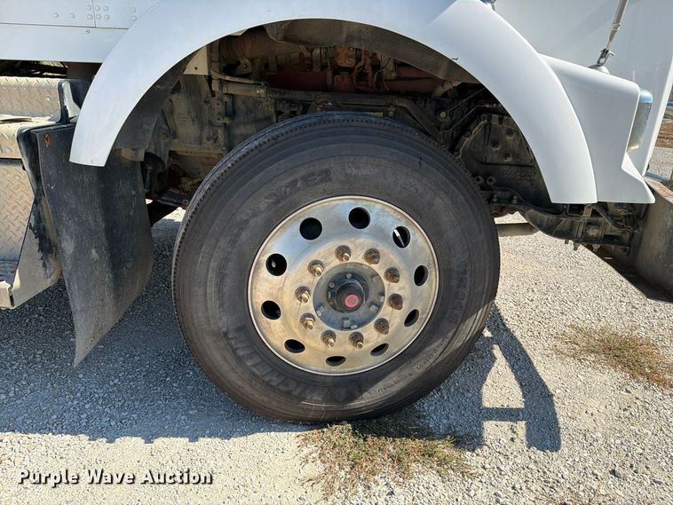 image for item EX1126 2022 Kenworth T800 semi truck