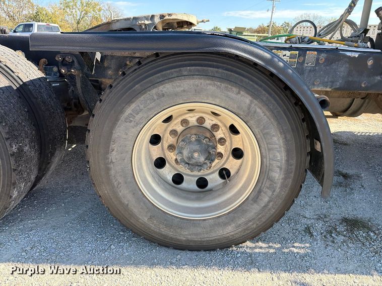image for item EX1126 2022 Kenworth T800 semi truck