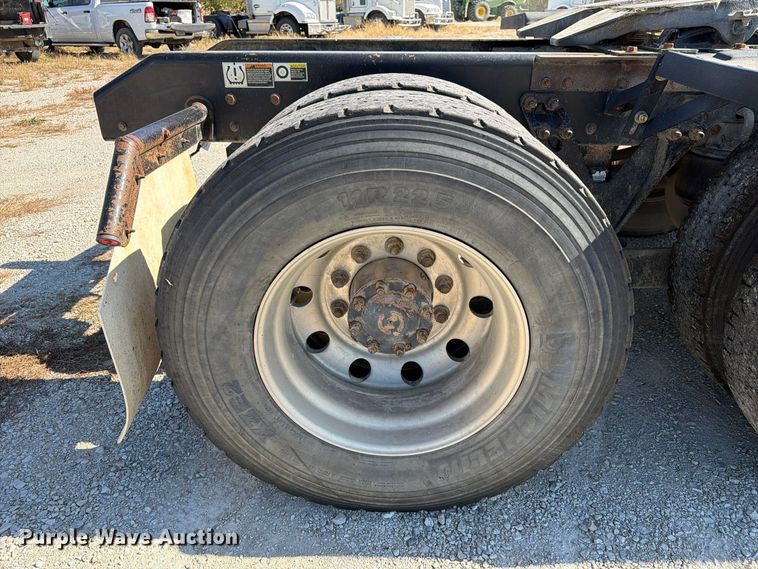 image for item EX1126 2022 Kenworth T800 semi truck