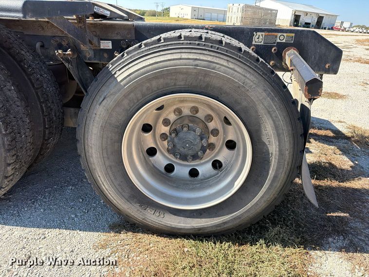 image for item EX1126 2022 Kenworth T800 semi truck