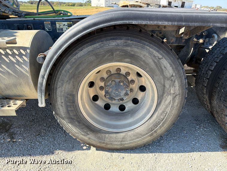 image for item EX1126 2022 Kenworth T800 semi truck