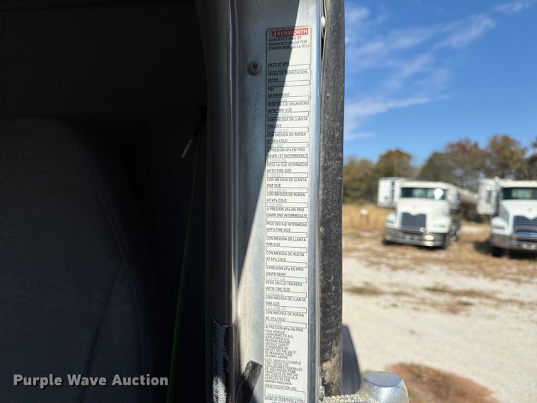 image for item EX1126 2022 Kenworth T800 semi truck