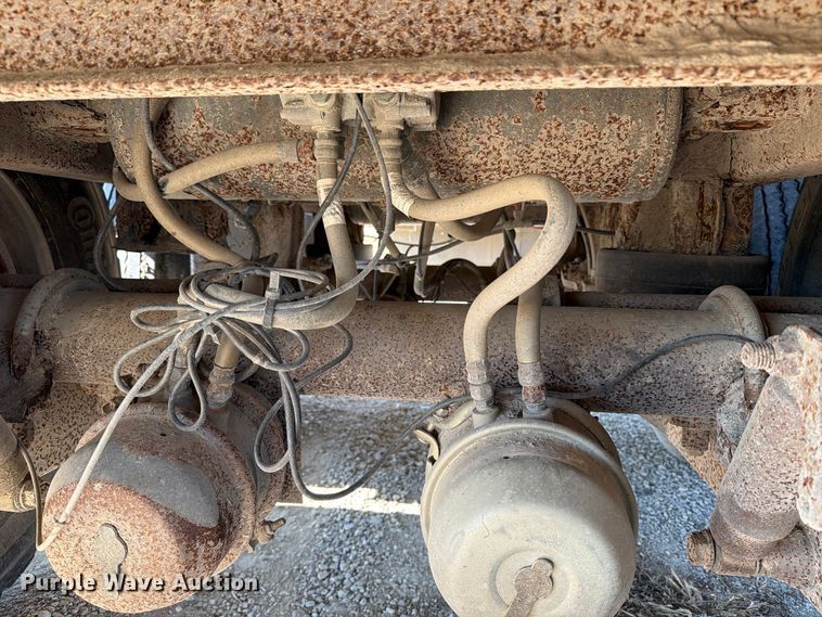 image for item EX1128 2003 Barrett Trailers, Inc. livestock trailer