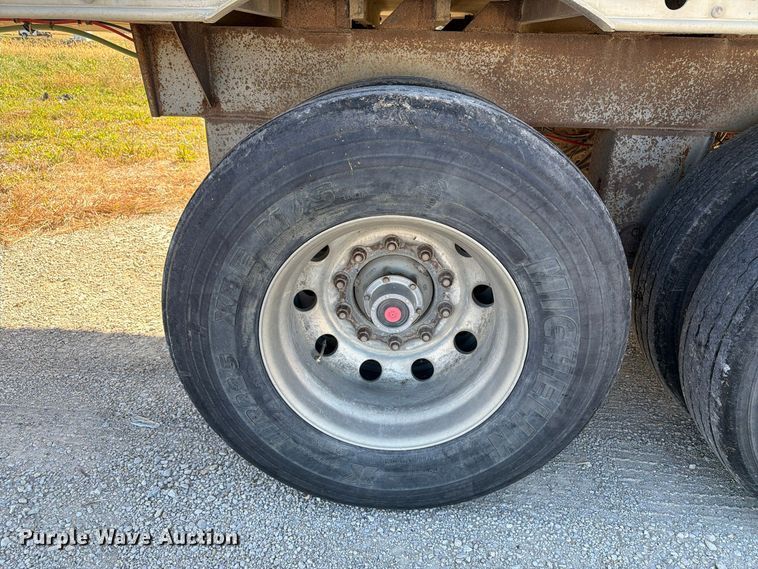 image for item EX1130 2005 Barrett Trailers, Inc. livestock trailer
