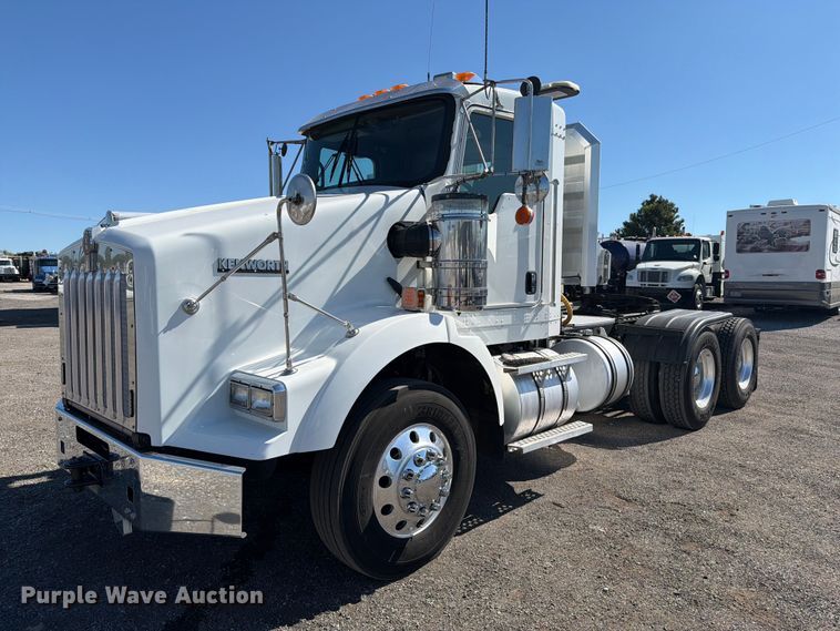 image for item FB5118 2017 Kenworth T800 semi truck