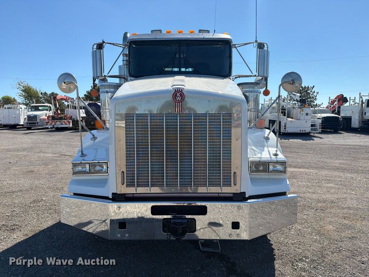 image for item FB5118 2017 Kenworth T800 semi truck