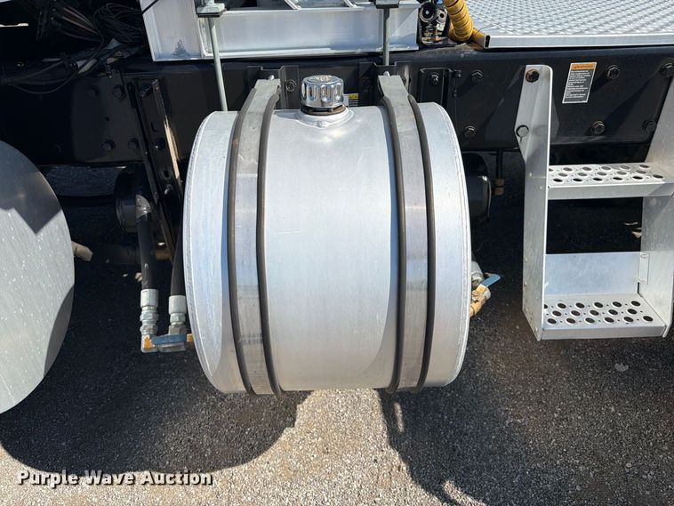 image for item FB5118 2017 Kenworth T800 semi truck