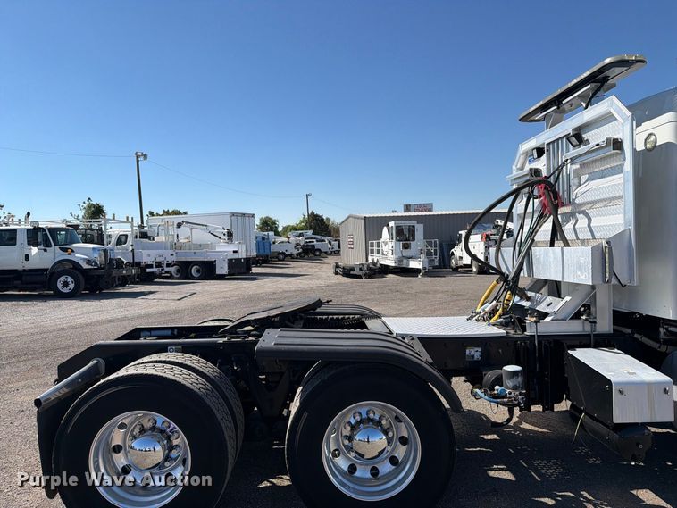 image for item FB5118 2017 Kenworth T800 semi truck
