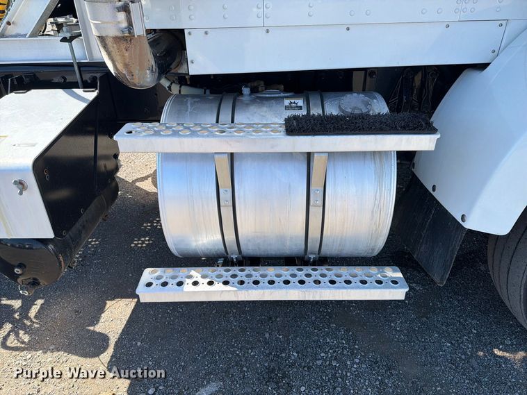 image for item FB5118 2017 Kenworth T800 semi truck