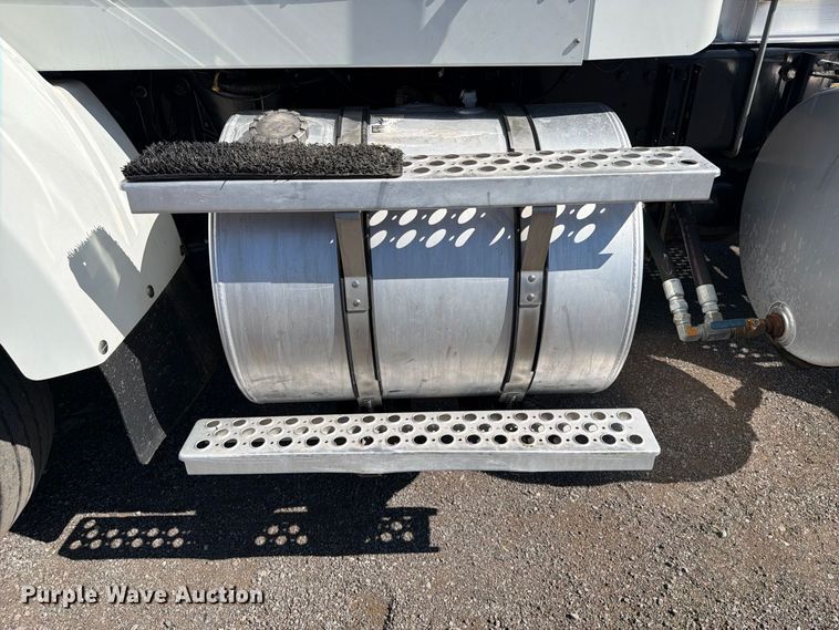 image for item FB5118 2017 Kenworth T800 semi truck