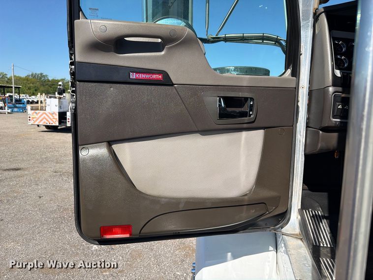 image for item FB5118 2017 Kenworth T800 semi truck