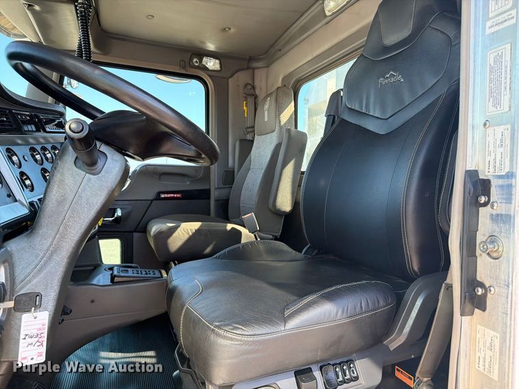 image for item FB5118 2017 Kenworth T800 semi truck