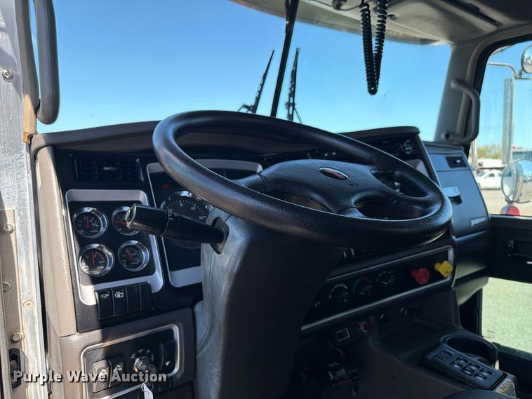 image for item FB5118 2017 Kenworth T800 semi truck