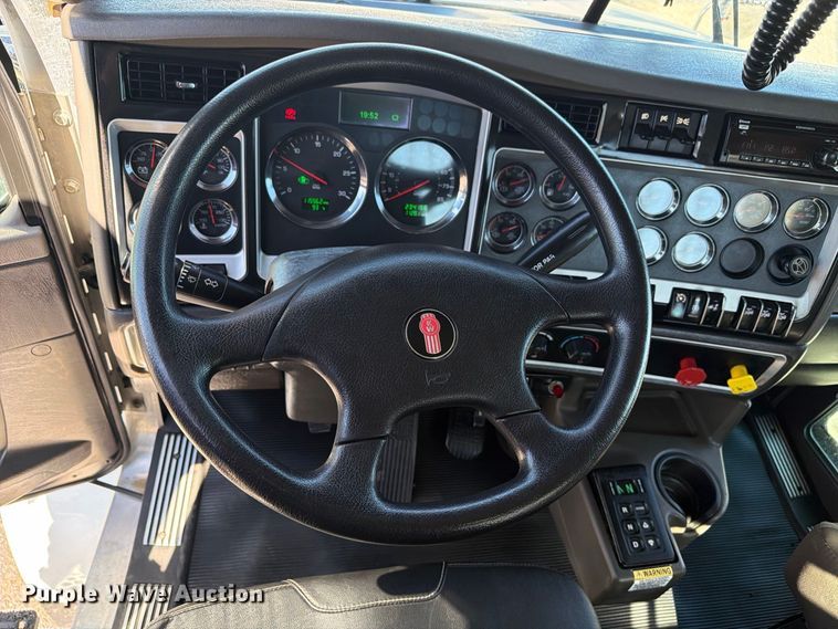 image for item FB5118 2017 Kenworth T800 semi truck