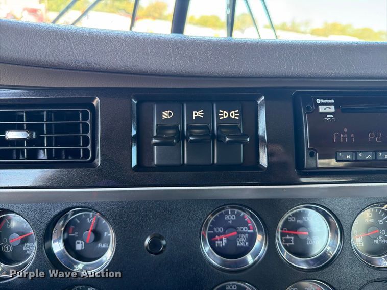 image for item FB5118 2017 Kenworth T800 semi truck