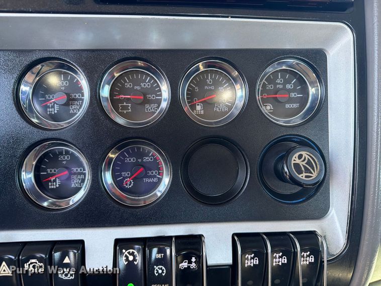 image for item FB5118 2017 Kenworth T800 semi truck