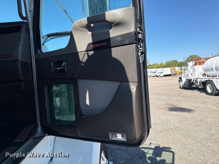 image for item FB5118 2017 Kenworth T800 semi truck