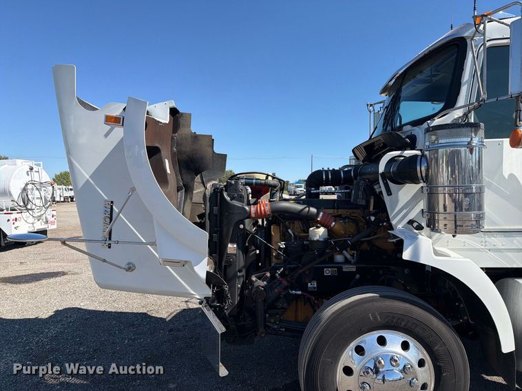 image for item FB5118 2017 Kenworth T800 semi truck