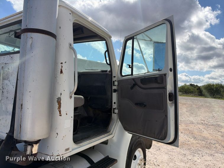 image for item FB8390 2000 International 8100 semi truck