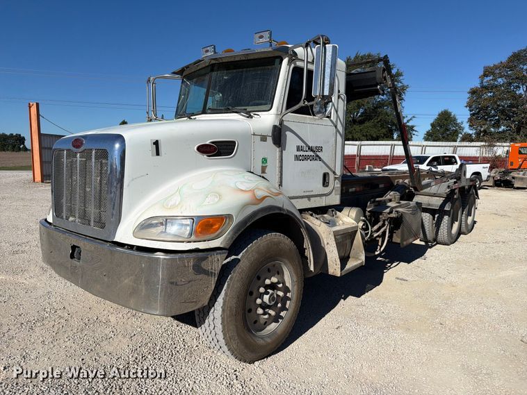 image for item FC3401 2005 Peterbilt 335 roll-off container truck