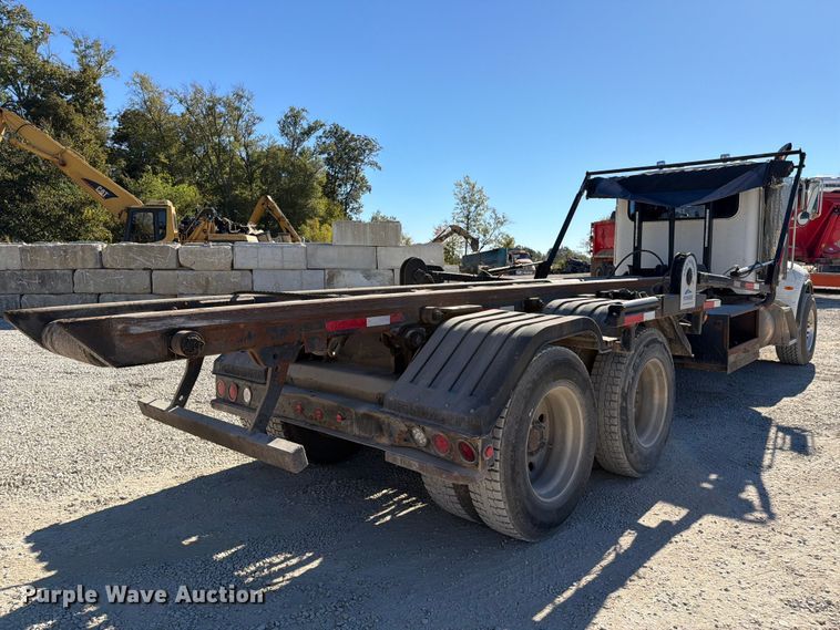 image for item FC3401 2005 Peterbilt 335 roll-off container truck
