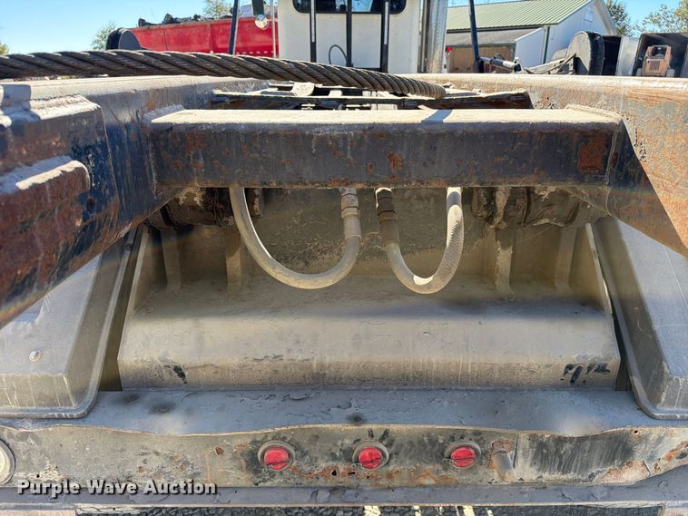 image for item FC3401 2005 Peterbilt 335 roll-off container truck