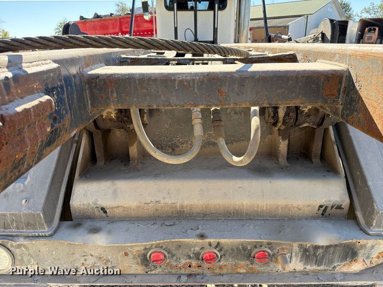 image for item FC3401 2005 Peterbilt 335 roll-off container truck