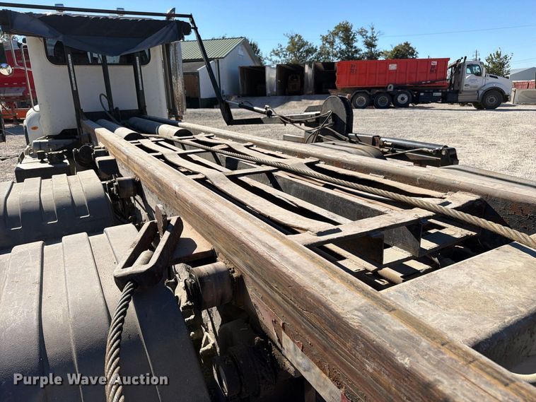 image for item FC3401 2005 Peterbilt 335 roll-off container truck