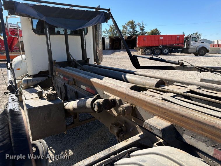 image for item FC3401 2005 Peterbilt 335 roll-off container truck