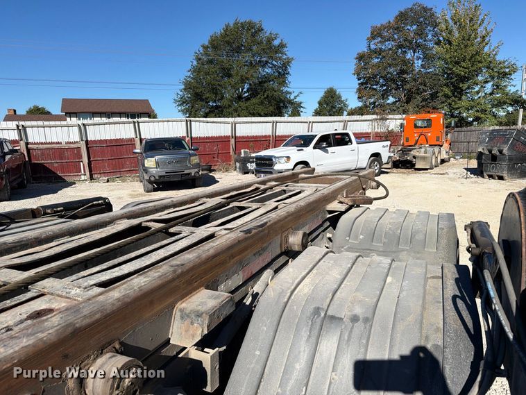 image for item FC3401 2005 Peterbilt 335 roll-off container truck