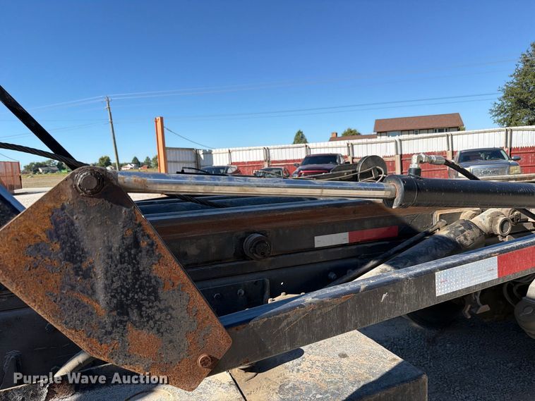 image for item FC3401 2005 Peterbilt 335 roll-off container truck