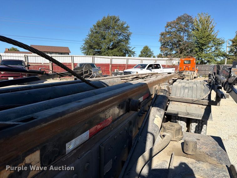 image for item FC3401 2005 Peterbilt 335 roll-off container truck