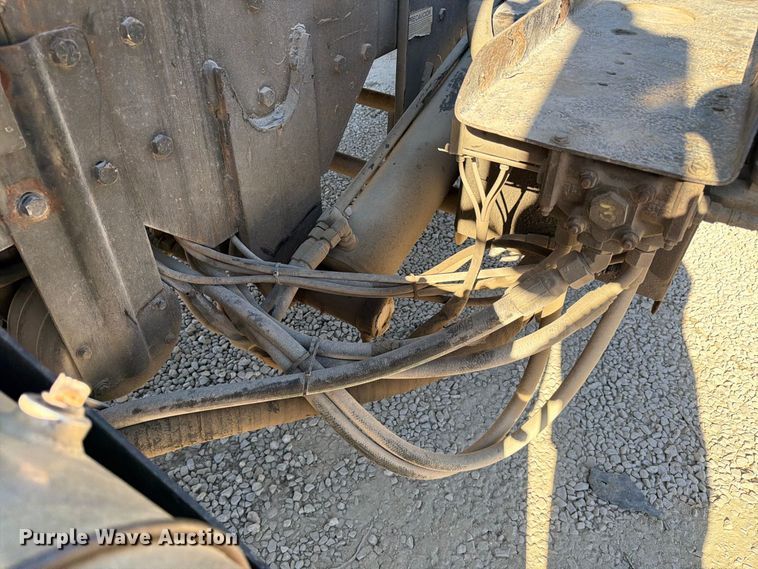 image for item FC3401 2005 Peterbilt 335 roll-off container truck