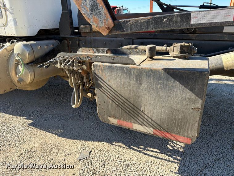 image for item FC3401 2005 Peterbilt 335 roll-off container truck