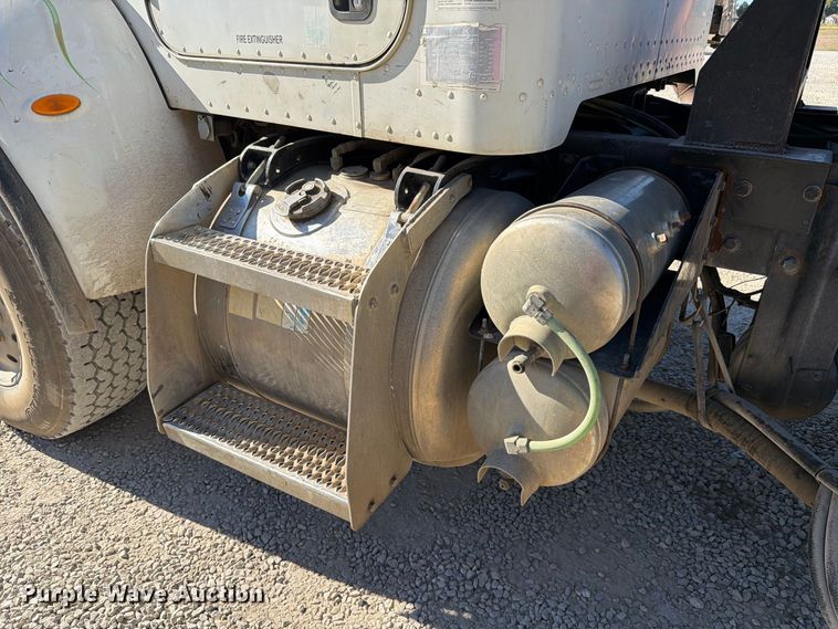 image for item FC3401 2005 Peterbilt 335 roll-off container truck