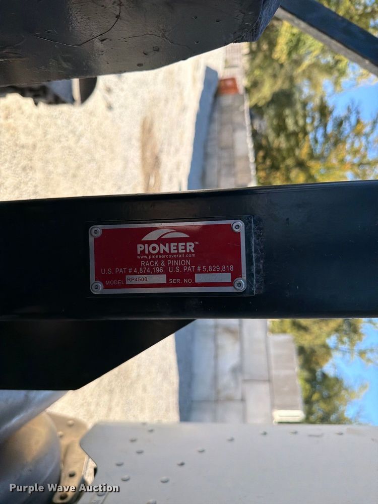image for item FC3401 2005 Peterbilt 335 roll-off container truck