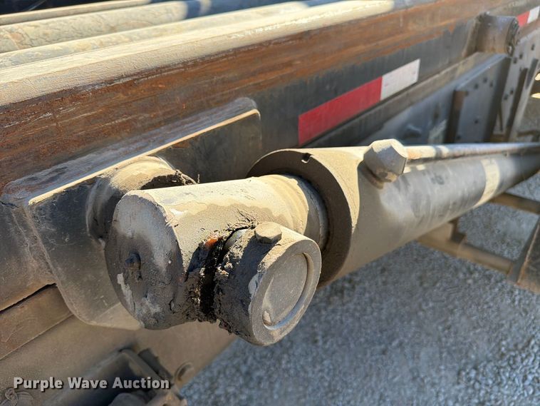 image for item FC3401 2005 Peterbilt 335 roll-off container truck