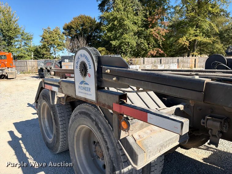 image for item FC3401 2005 Peterbilt 335 roll-off container truck