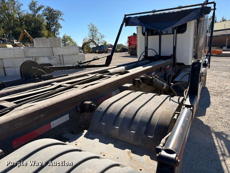 image for item FC3401 2005 Peterbilt 335 roll-off container truck