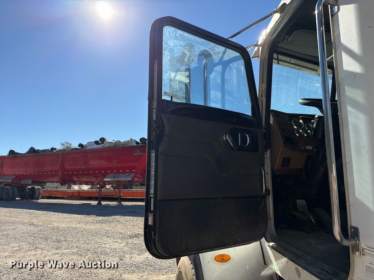 image for item FC3401 2005 Peterbilt 335 roll-off container truck