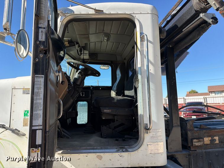 image for item FC3401 2005 Peterbilt 335 roll-off container truck