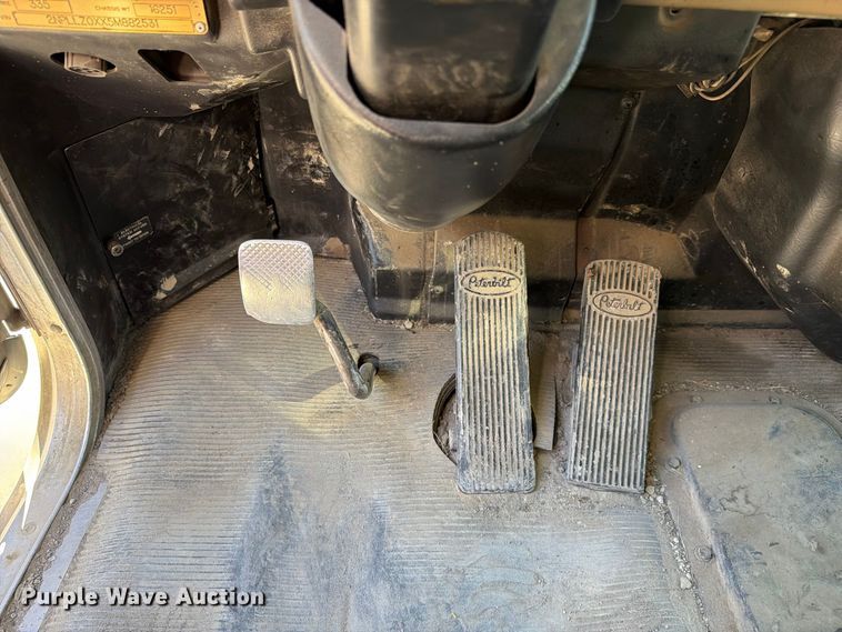 image for item FC3401 2005 Peterbilt 335 roll-off container truck