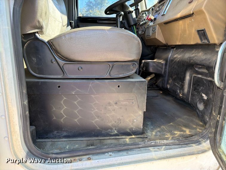 image for item FC3401 2005 Peterbilt 335 roll-off container truck