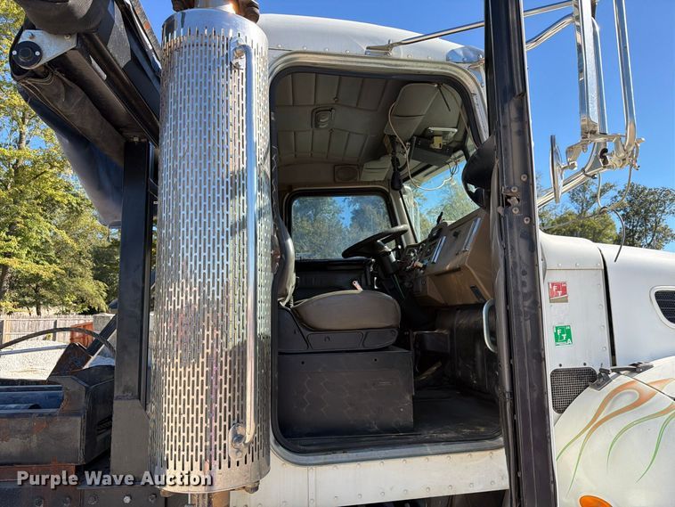 image for item FC3401 2005 Peterbilt 335 roll-off container truck