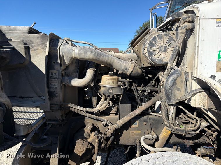 image for item FC3401 2005 Peterbilt 335 roll-off container truck