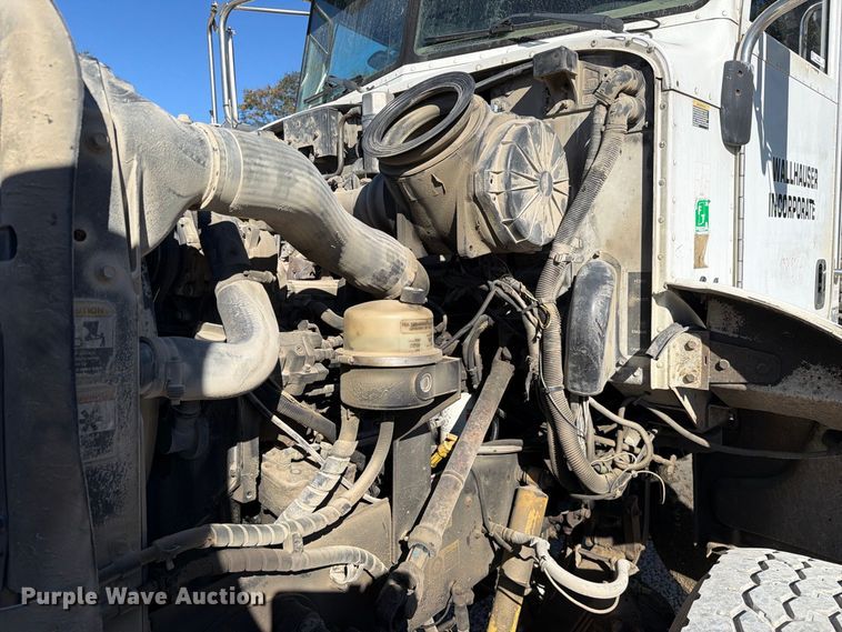 image for item FC3401 2005 Peterbilt 335 roll-off container truck