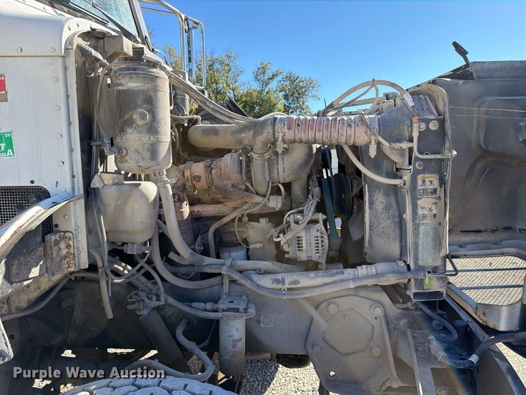 image for item FC3401 2005 Peterbilt 335 roll-off container truck