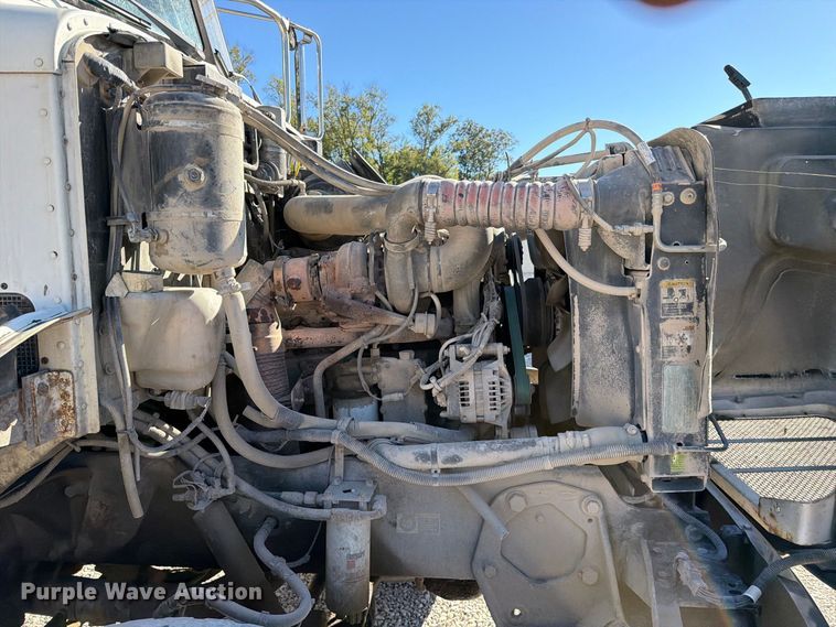 image for item FC3401 2005 Peterbilt 335 roll-off container truck