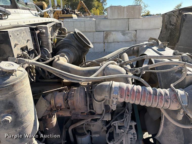 image for item FC3401 2005 Peterbilt 335 roll-off container truck
